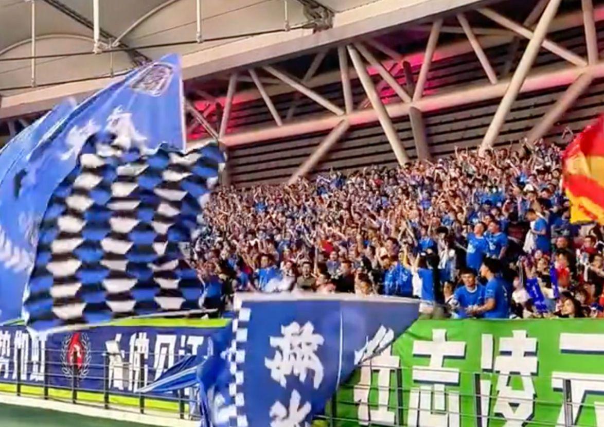 庆祝, 号球员拍马, 力压乐山队