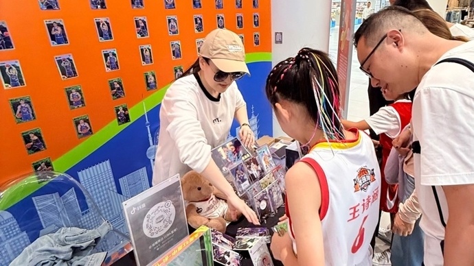 “卡面”也能成“场面”！卡牌为何正在成为体育消费与篮球文化的新入口